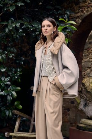 ABRIGO CORTO CON CAPUCHA