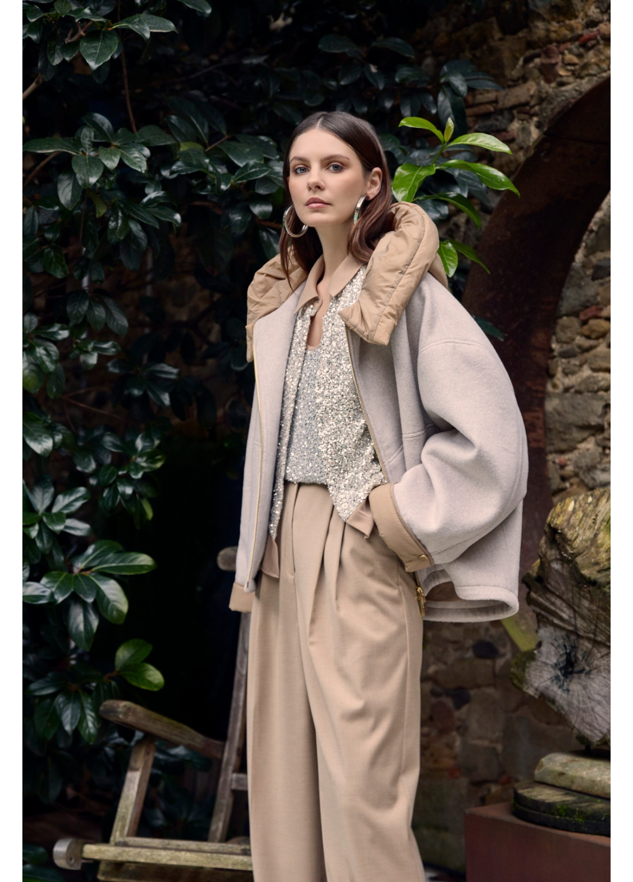 ABRIGO CORTO CON CAPUCHA