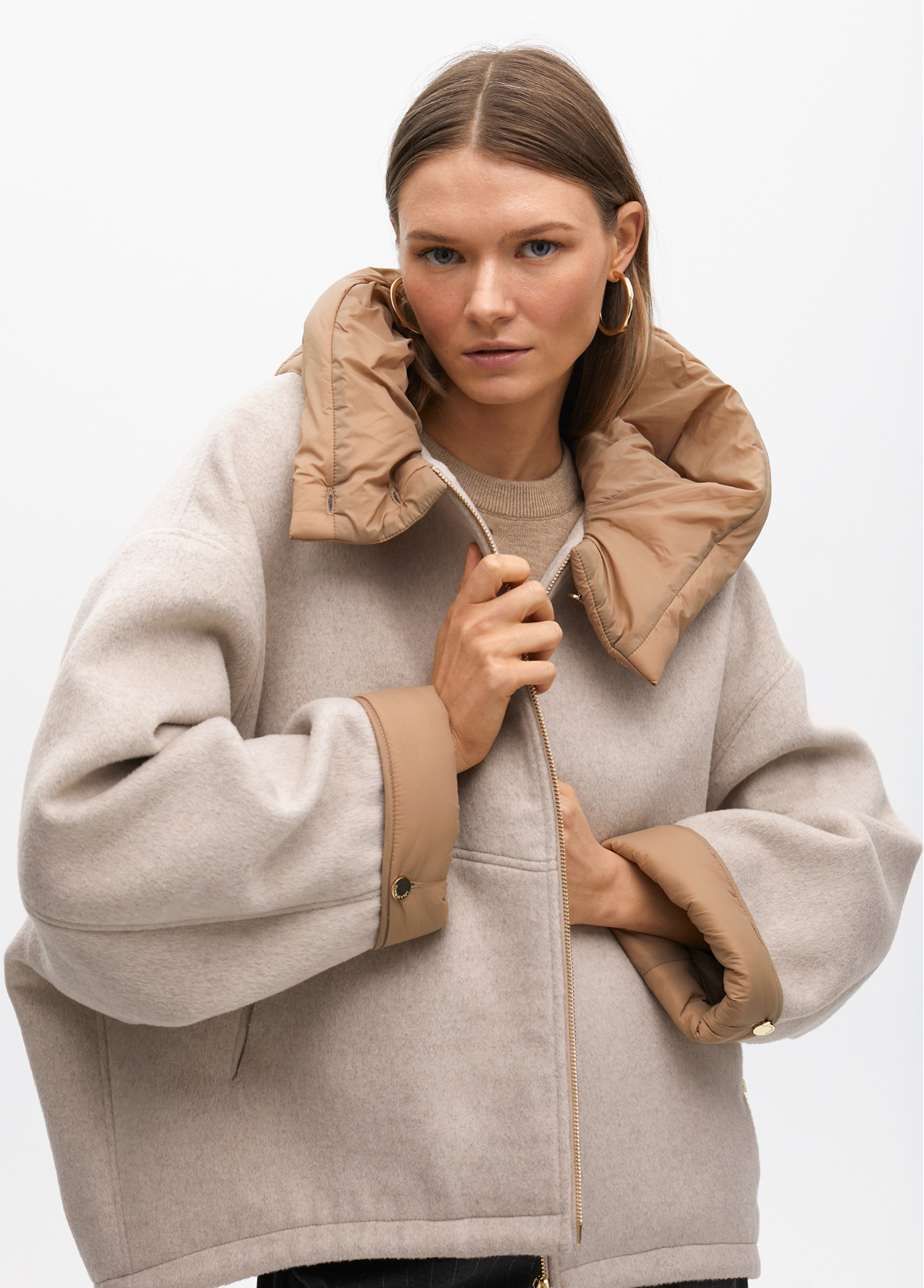 ABRIGO CORTO CON CAPUCHA - Imagen 2