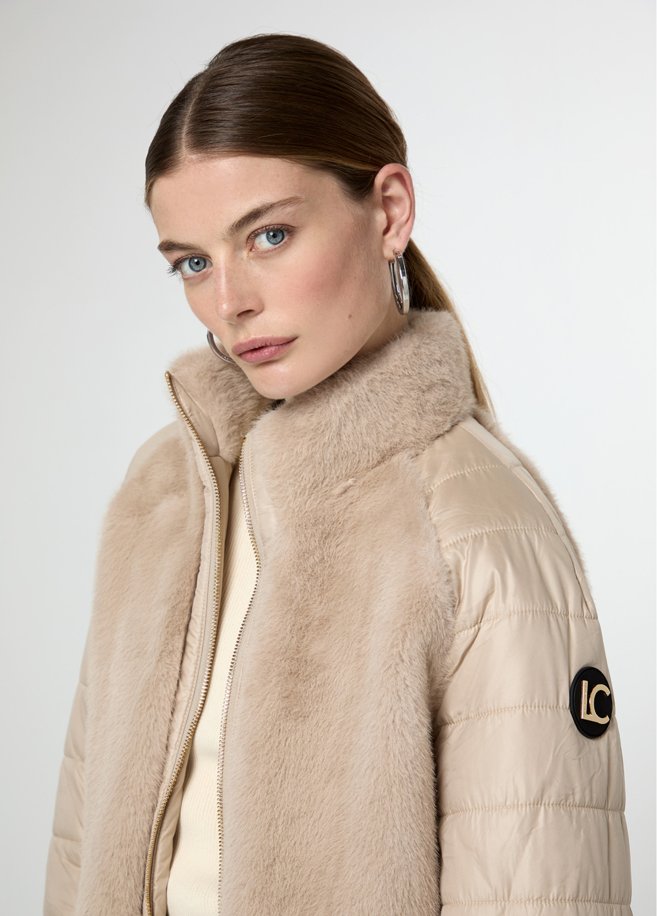 ABRIGO COMBINADO PLUMAS Y PELO - Imagen 4