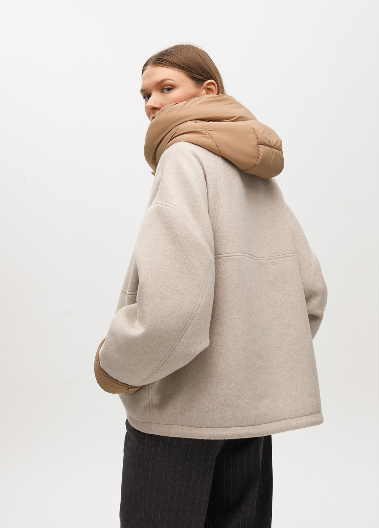 ABRIGO CORTO CON CAPUCHA - Imagen 3